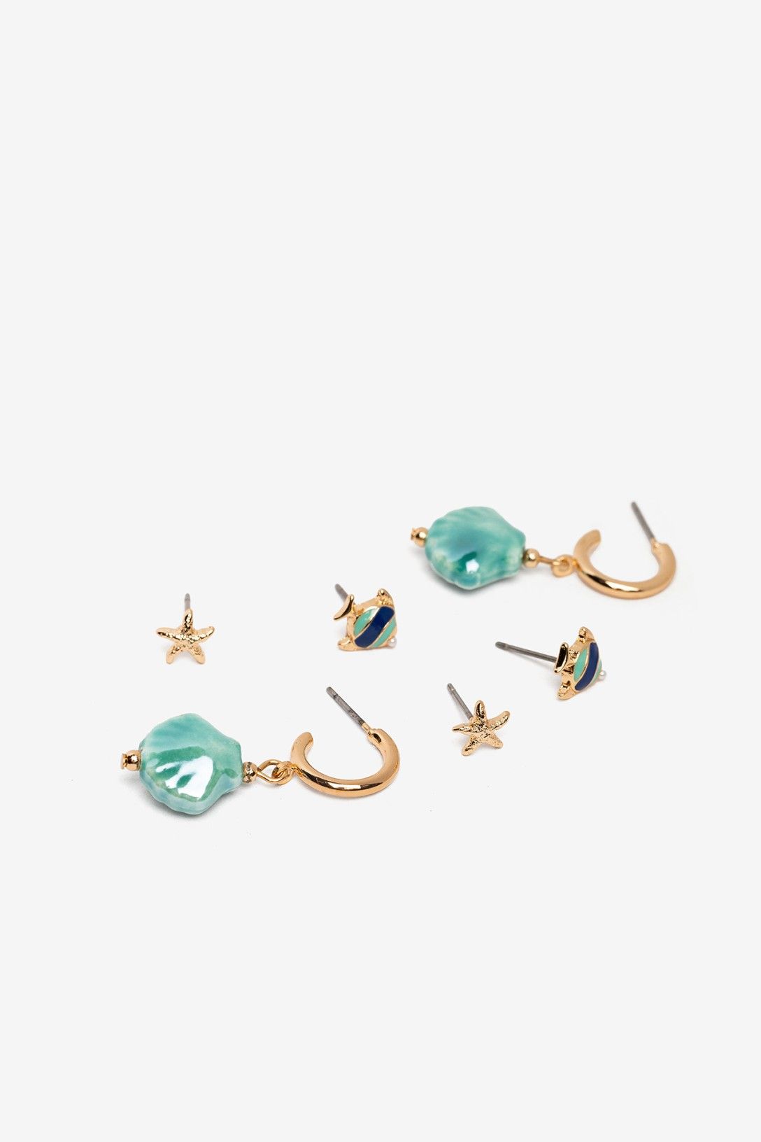 Set de tres pares de pendientes Vilanova con conchas turquesa, estrellas de mar y detalles marinos esmaltados en acabado dorado.