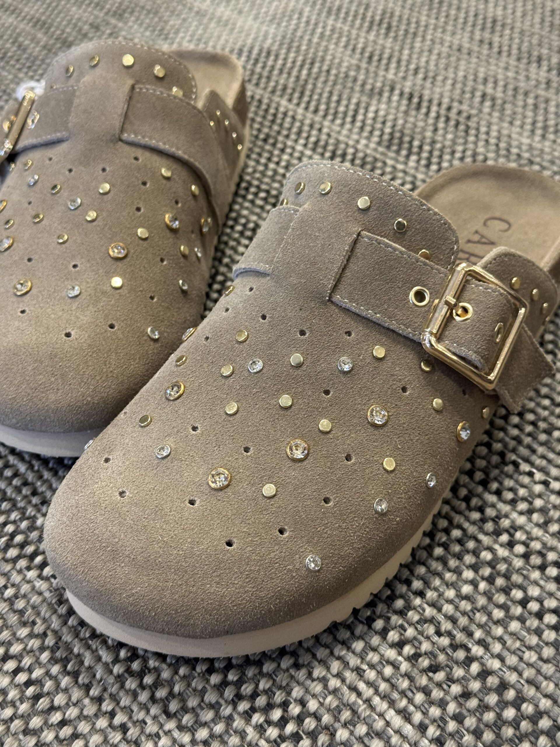 Zueco Bio Estela con hebilla ajustable y detalles brillantes.