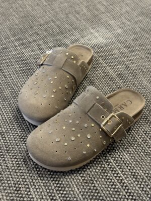 Zueco Bio Estela con hebilla ajustable y detalles brillantes.