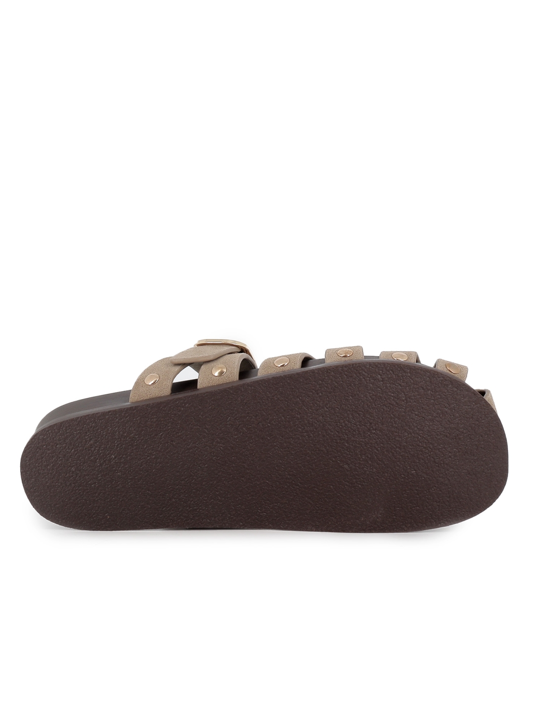 Zueco cangrejero Top3 SF1649A color taupe con acabado efecto ante, hebilla dorada decorativa, remaches metálicos y base efecto madera oscura.