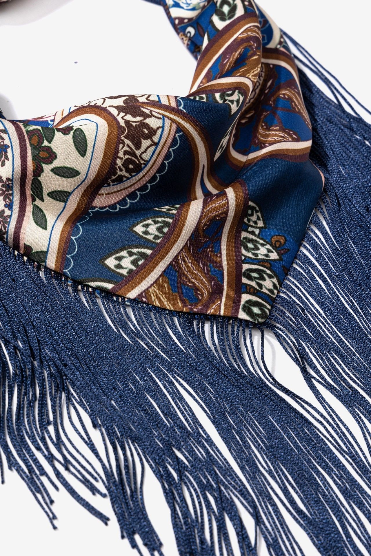 Bandana Flecos Vilanova Azul con estampado ornamental y flecos azul marino.
