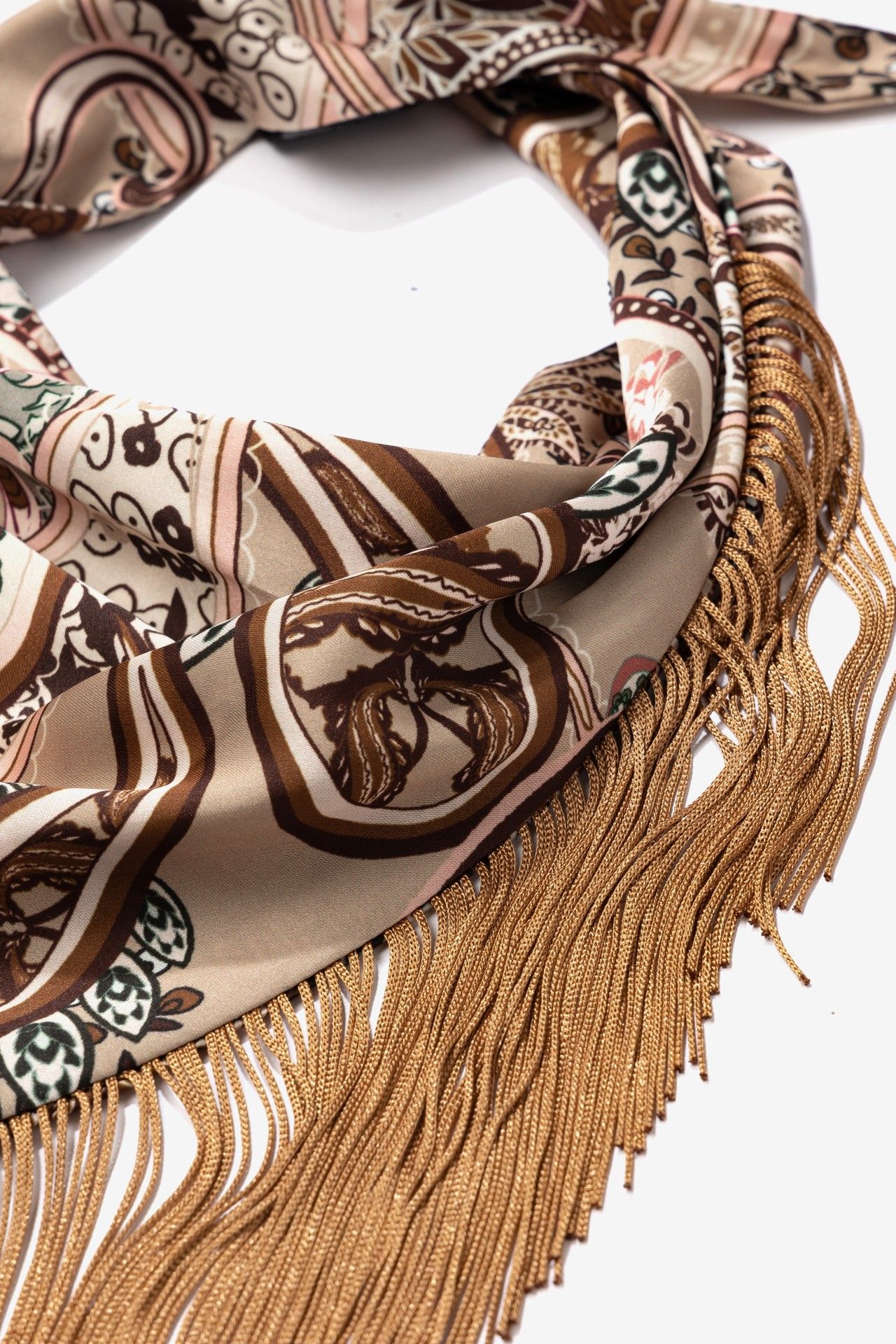 Bandana Flecos Vilanova Marrón con estampado en tonos tierra y flecos camel.
