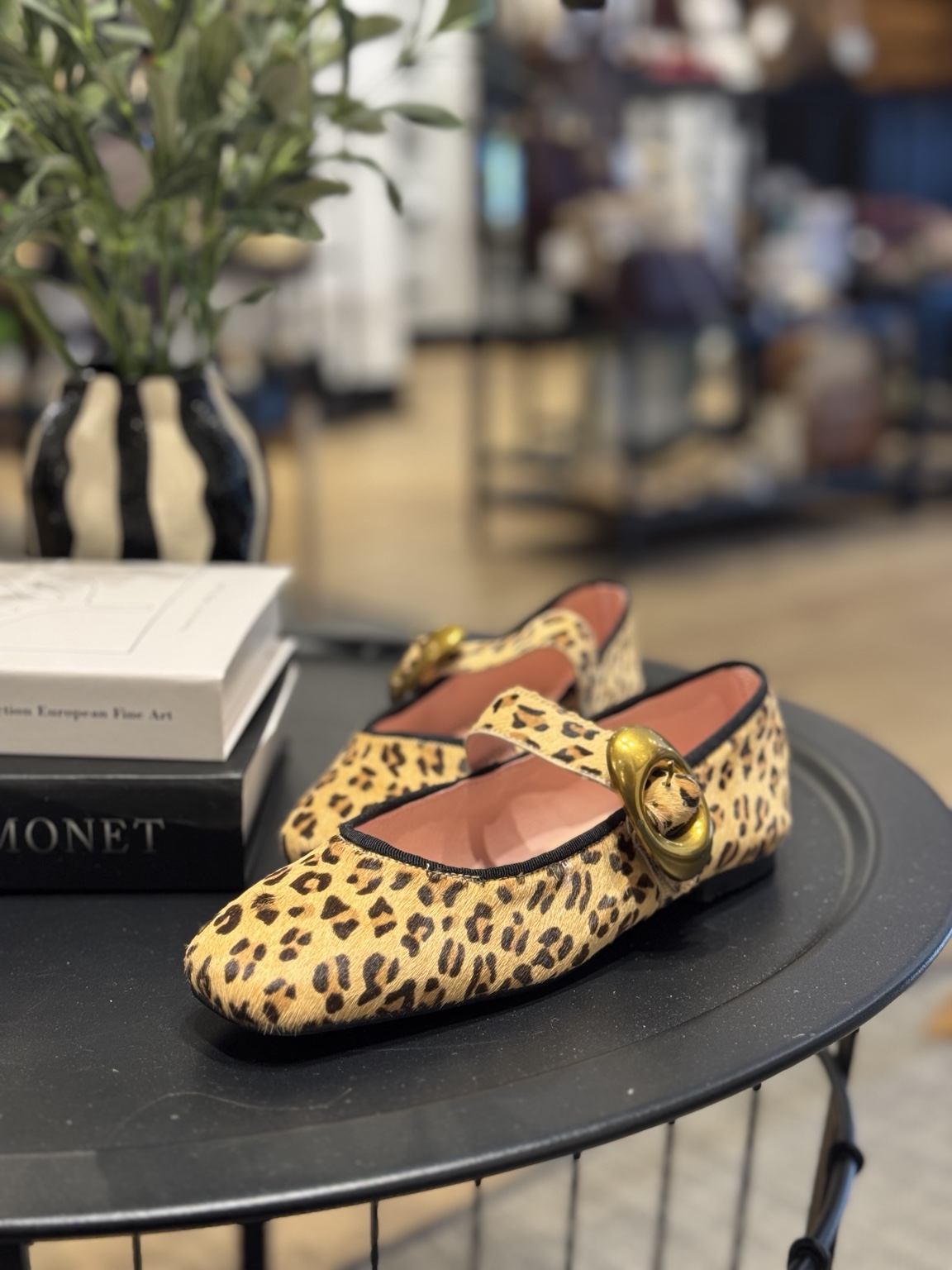 Bailarina animal print de piel Euforia Kaia fabricada en España con hebilla dorada.