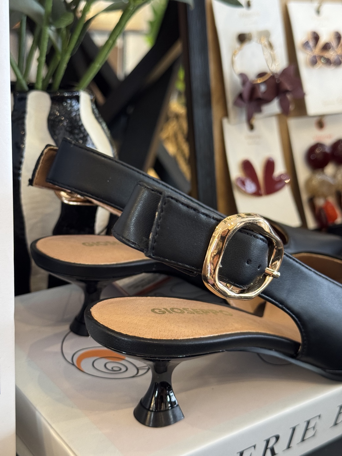 Zapato destalonado Gioseppo negro con tacón de 4 cm y hebilla metálica.