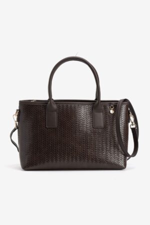 Bolso City Entrelazado Vilanova marrón con acabado efecto tejido, doble asa de mano, bandolera extraíble y amplio compartimento con cierre de cremallera.