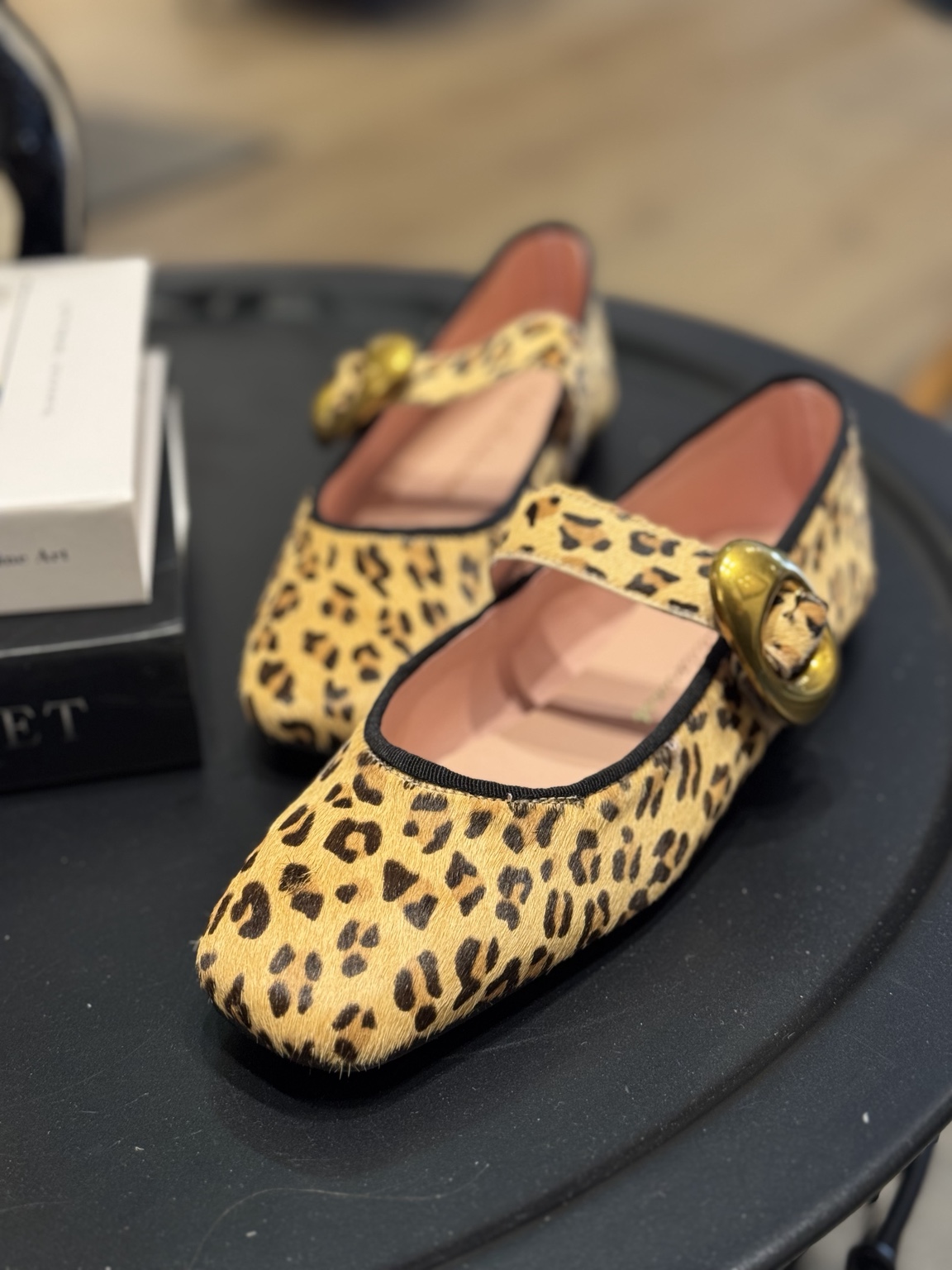 Bailarina animal print de piel Euforia Kaia fabricada en España con hebilla dorada.