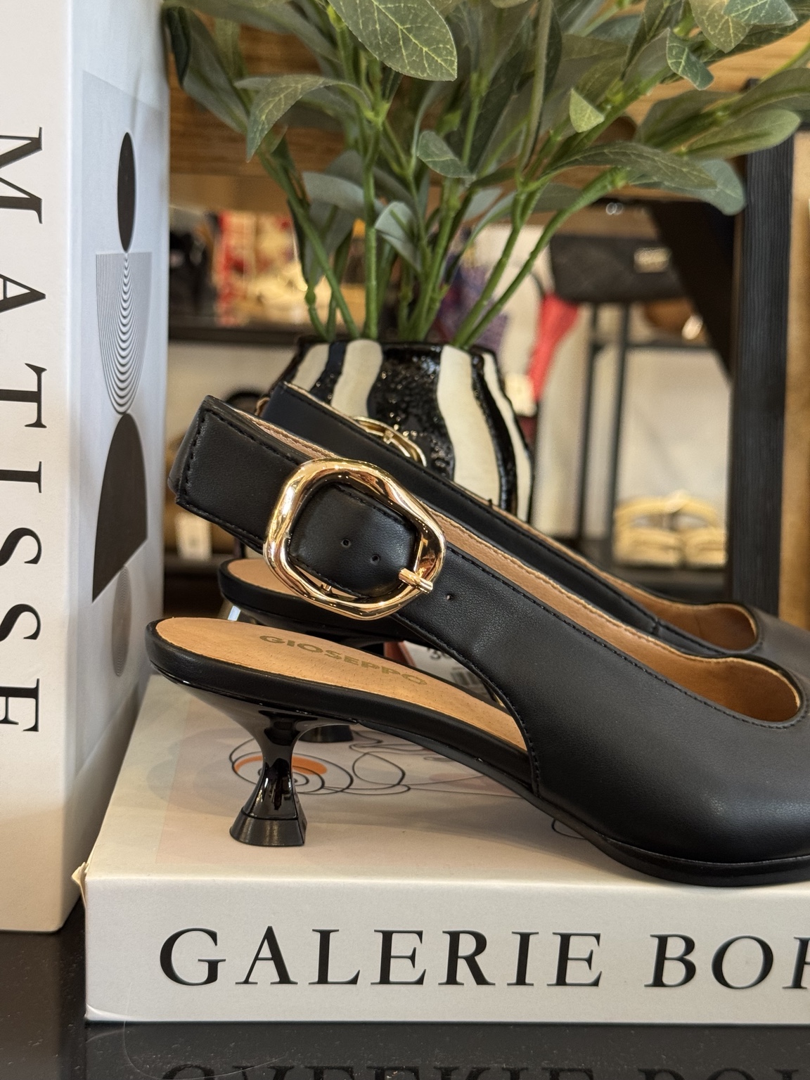 Zapato destalonado Gioseppo negro con tacón de 4 cm y hebilla metálica.