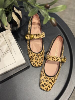 Bailarina animal print de piel Euforia Kaia fabricada en España con hebilla dorada.