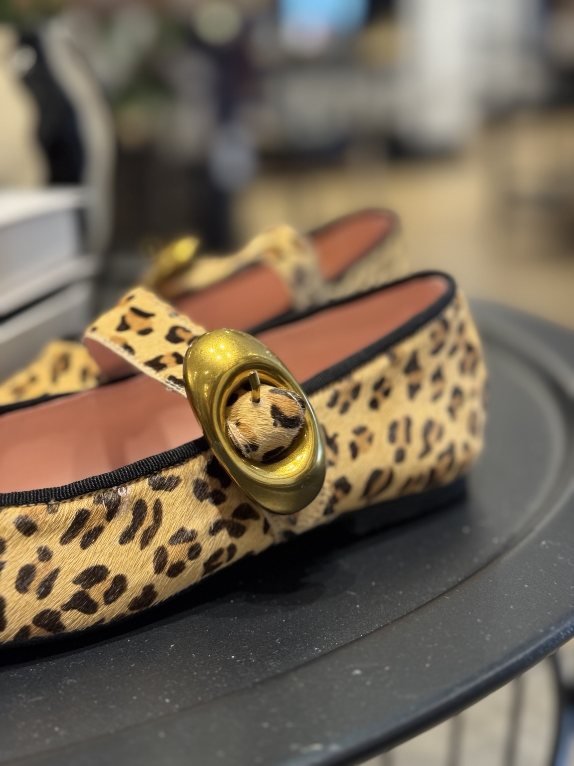 Bailarina animal print de piel Euforia Kaia fabricada en España con hebilla dorada.