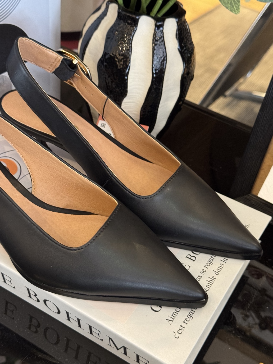 Zapato destalonado Gioseppo negro con tacón de 4 cm y hebilla metálica.