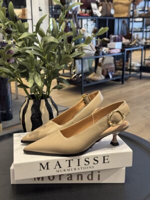 Zapato destalonado Gioseppo taupe con tacón de 4 cm y hebilla metálica.