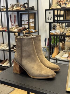 Botín Maira Xti taupe de antelina textil con tacón ancho efecto madera