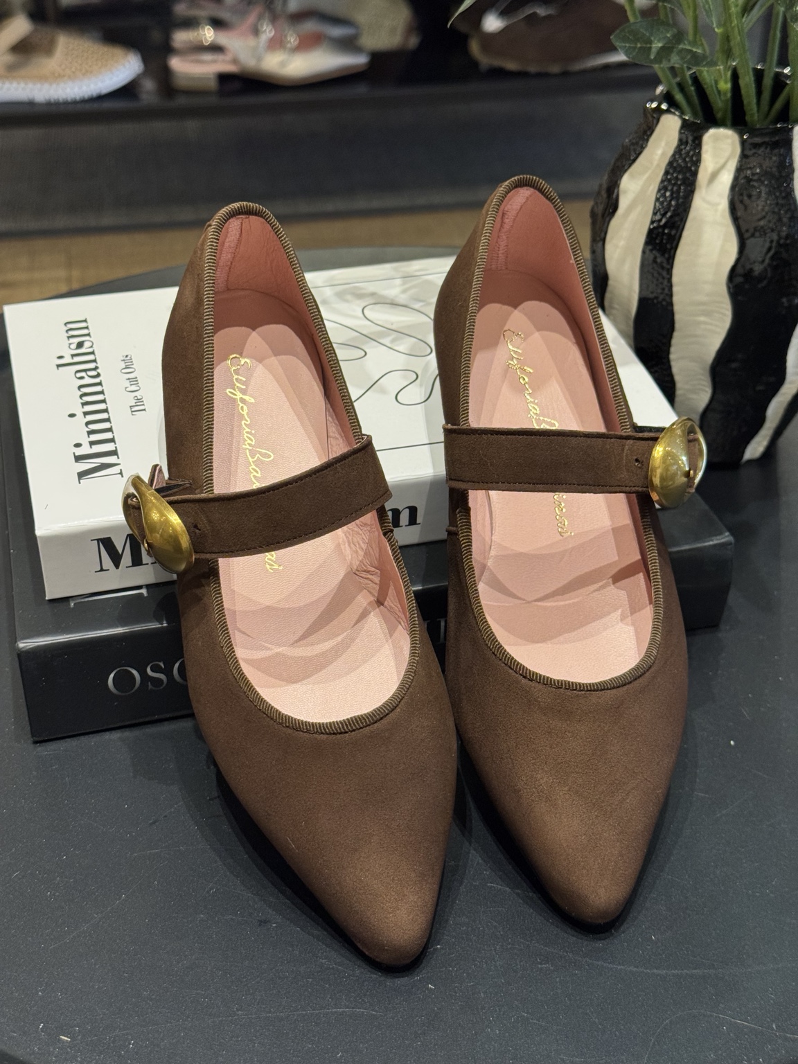 Bailarina marrón de piel Euforia Aurea fabricada en España con hebilla dorada.