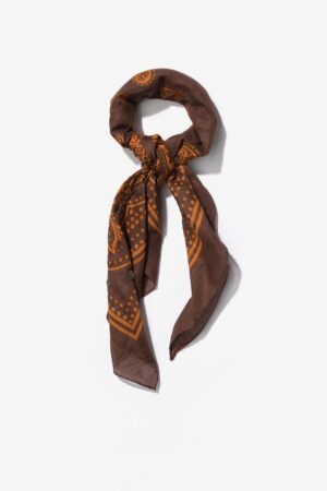 Bandana marrón Vilanova de algodón 100% con estampado cachemir en tonos marrón y teja, ideal como complemento para cuello, cabello o bolso.