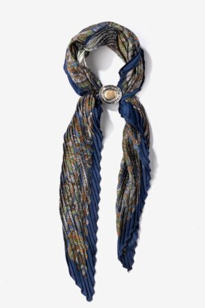 Bandana Plisada con Pasador Vilanova Azul con estampado cachemir y pasador metálico.