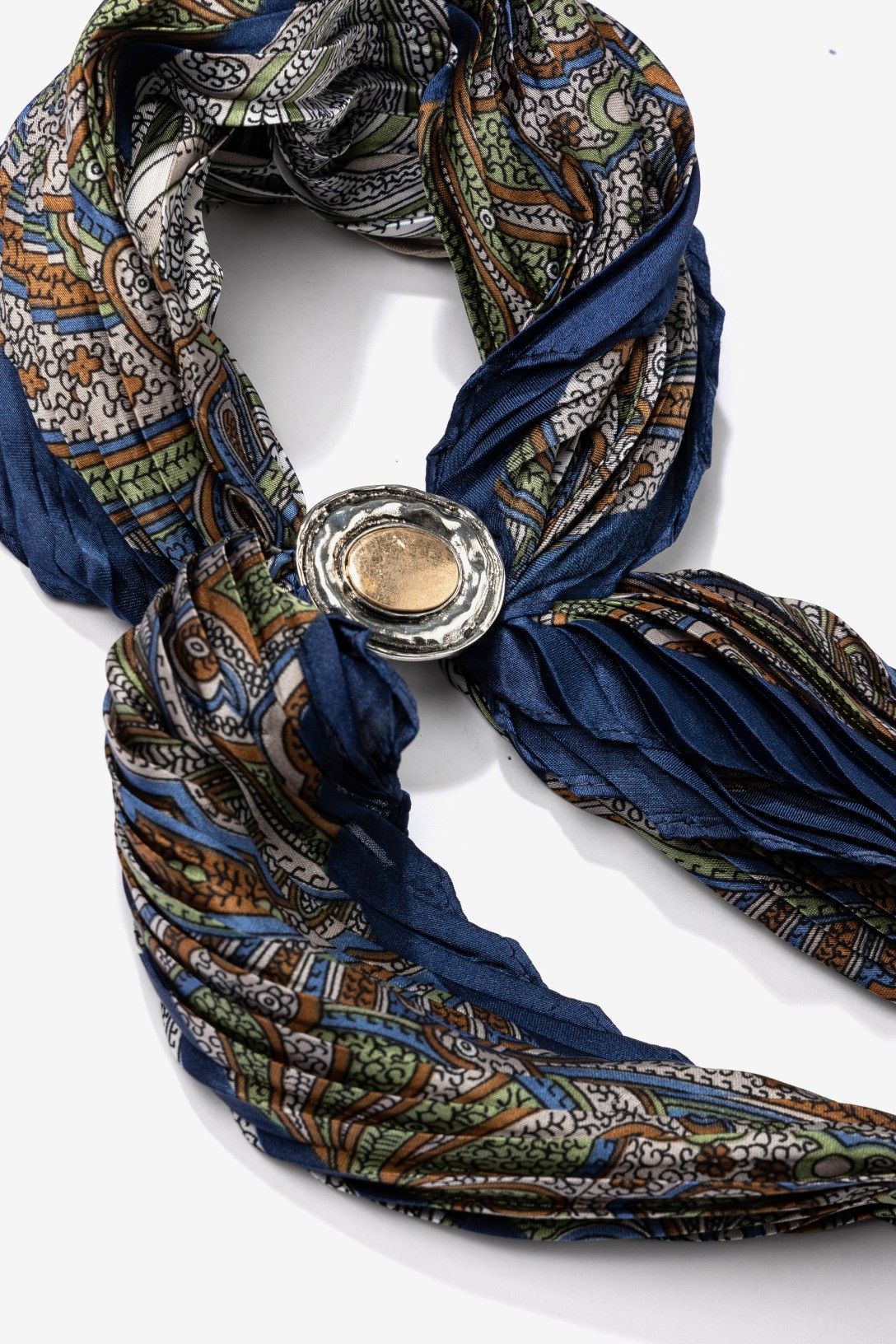 Bandana Plisada con Pasador Vilanova Azul con estampado cachemir y pasador metálico.