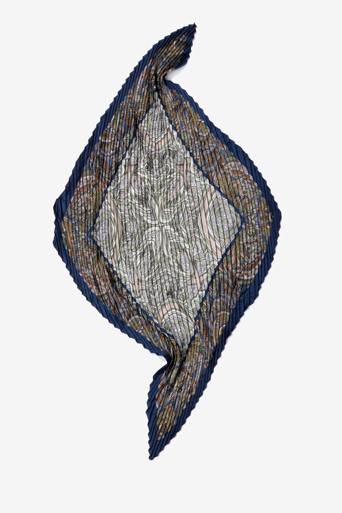 Bandana Plisada con Pasador Vilanova Azul con estampado cachemir y pasador metálico.