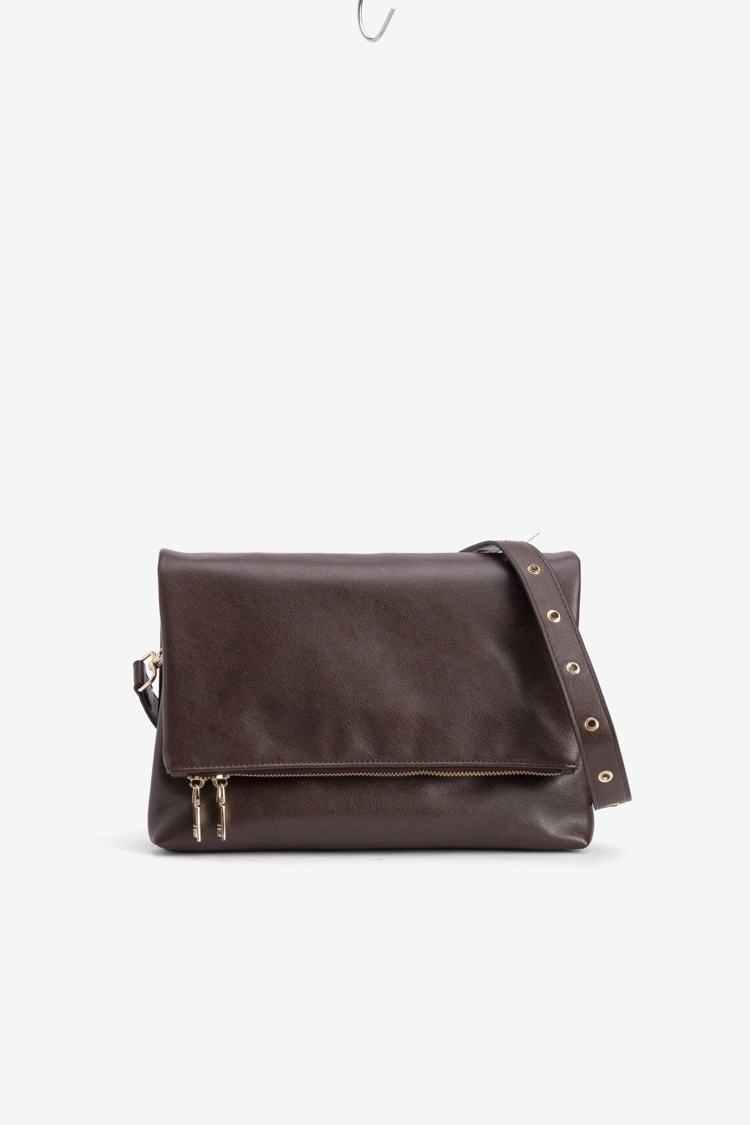 Bolso Bandolera Solapa Sobre Vilanova Marrón con diseño tipo sobre y acabado efecto piel.
