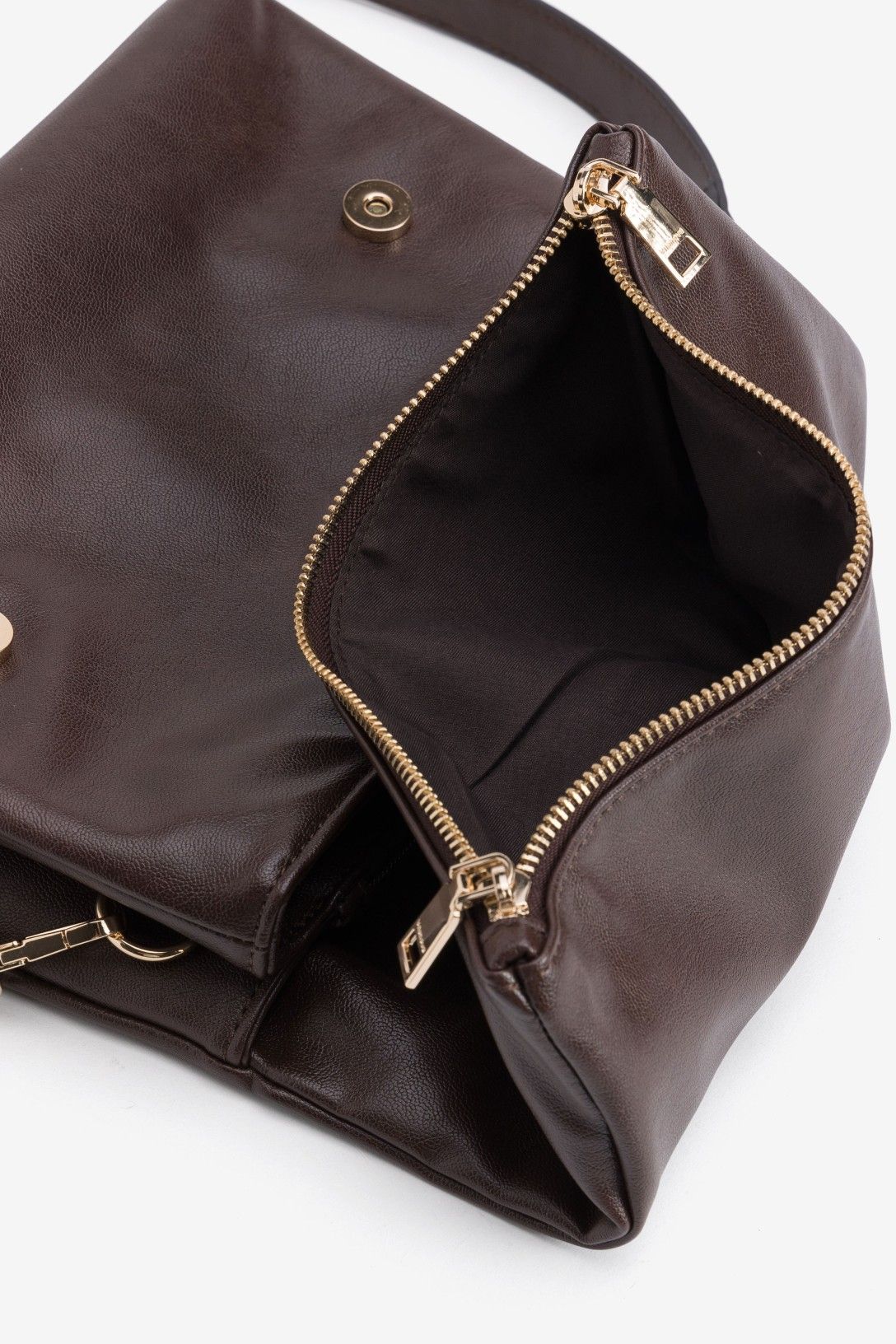 Bolso Bandolera Solapa Sobre Vilanova Marrón con diseño tipo sobre y acabado efecto piel.
