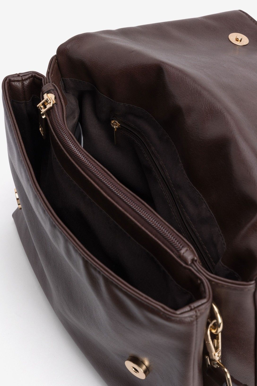 Bolso Bandolera Solapa Sobre Vilanova Marrón con diseño tipo sobre y acabado efecto piel.
