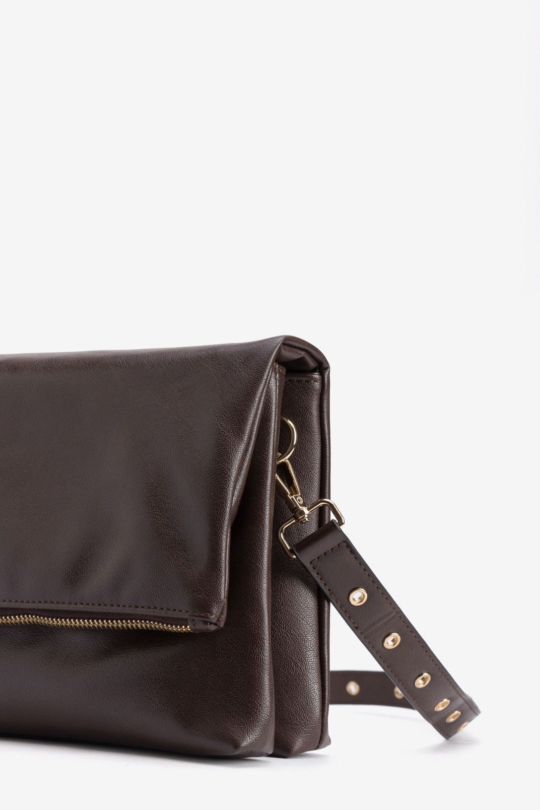 Bolso Bandolera Solapa Sobre Vilanova Marrón con diseño tipo sobre y acabado efecto piel.