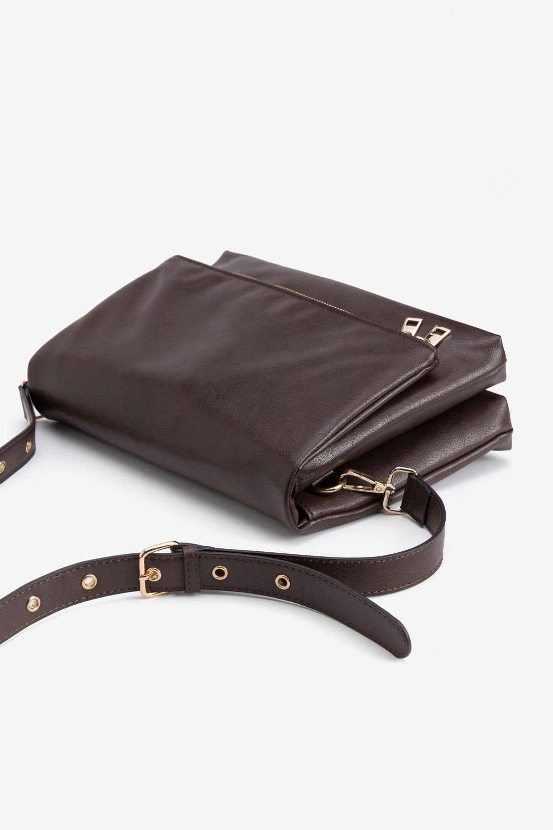 Bolso Bandolera Solapa Sobre Vilanova Marrón con diseño tipo sobre y acabado efecto piel.