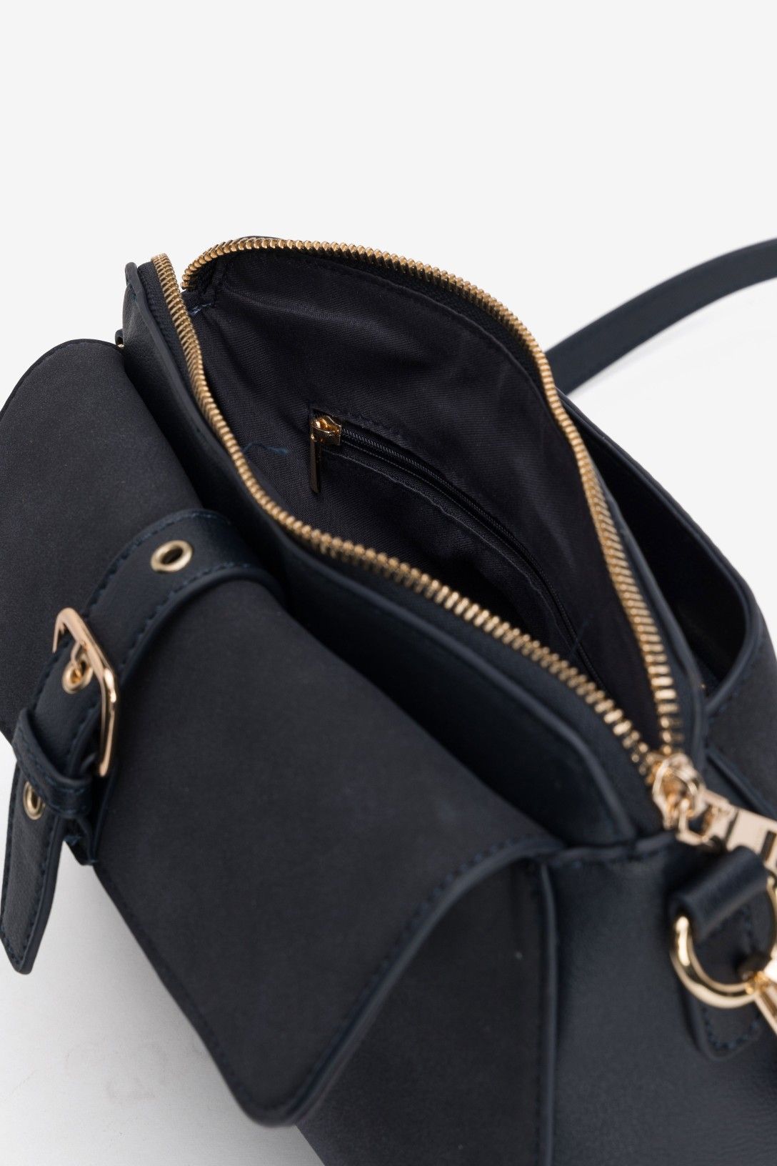 Bolso bandolera Naia Vilanova azul marino con bolsillo exterior y detalles dorados.