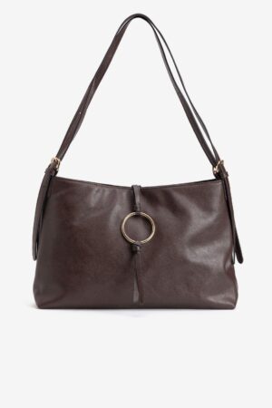 Bolso de Hombro Anilla Vilanova Marrón con detalle de anilla metálica dorada.