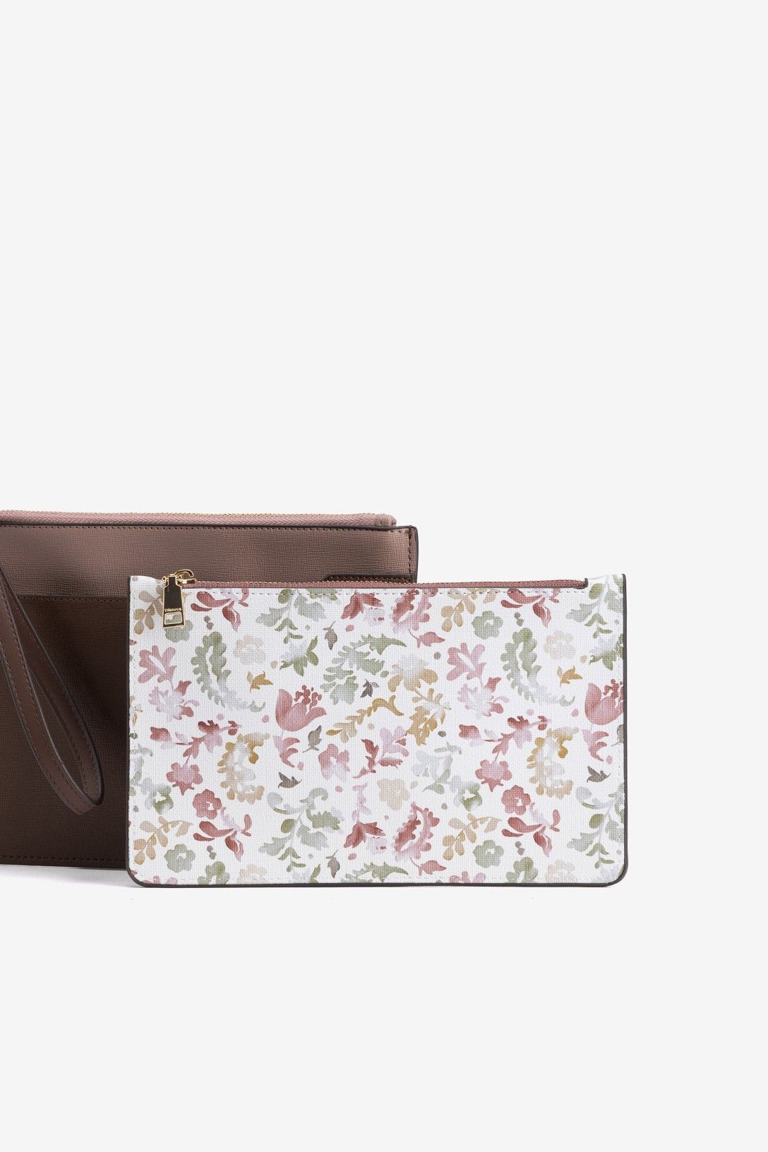 Bolso multiusos Azahara Vilanova con estampado floral, neceser extraíble, cierre de cremallera y muñequera de mano.