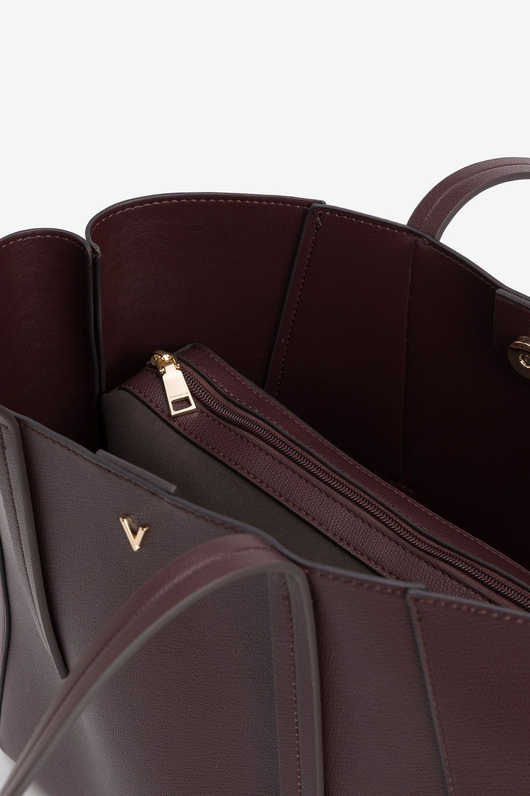 Bolso Shopper con Neceser Interior Vilanova en color burdeos con acabado efecto piel y neceser extraíble incluido.