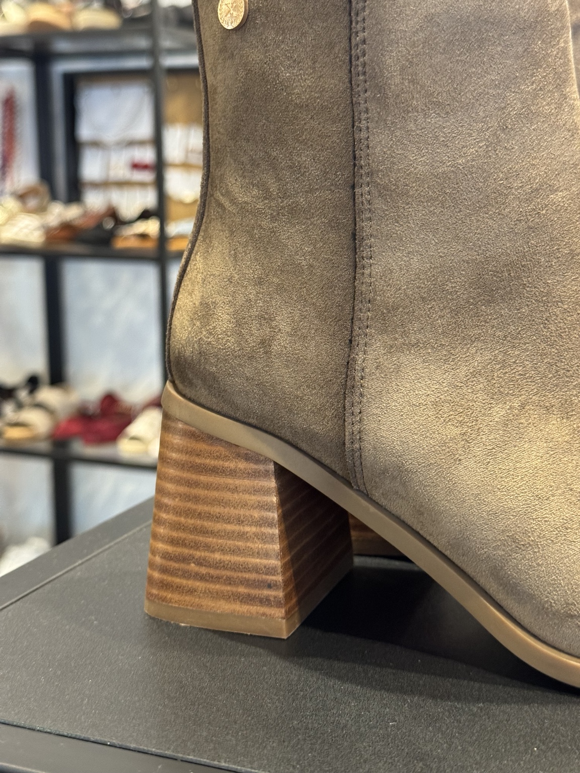 Botín Maira Xti taupe de antelina textil con tacón ancho efecto madera