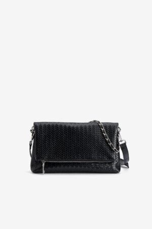 Clutch Trenzado Siena Vilanova negro con acabado efecto piel trenzada, cadena decorativa y bandolera regulable.