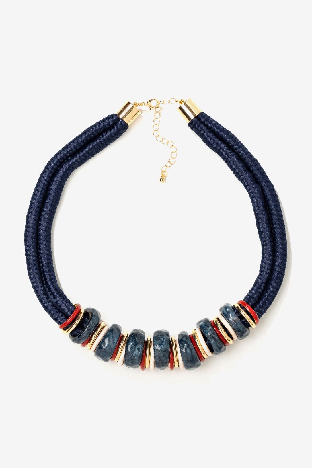 Collar Pocahontas Vilanova con cordón azul marino, cuentas efecto piedra en tonos azul, rojo y marfil y detalles dorados.