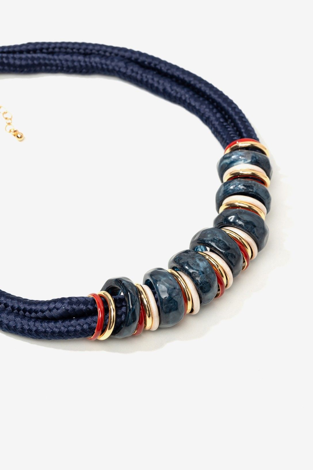 Collar Pocahontas Vilanova con cordón azul marino, cuentas efecto piedra en tonos azul, rojo y marfil y detalles dorados.