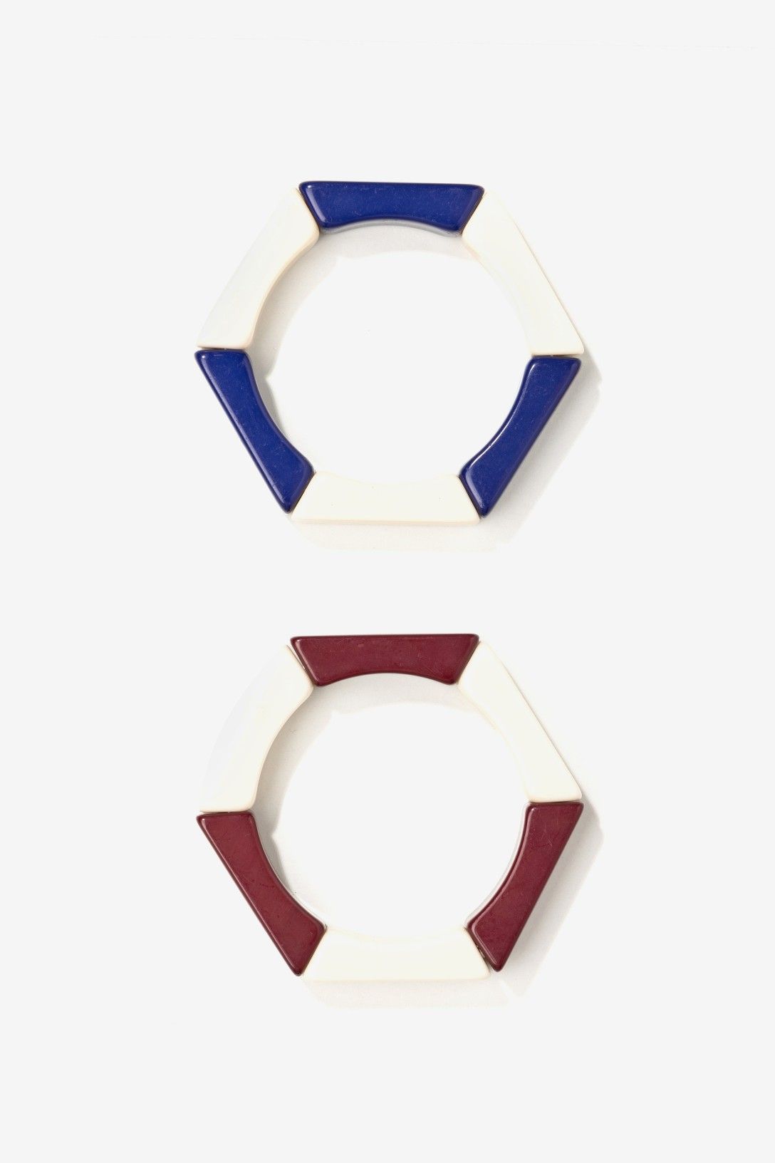 Pack de Dos Pulseras Hexagonales Vilanova en acrílico color marfil con detalles en azul marino y burdeos.