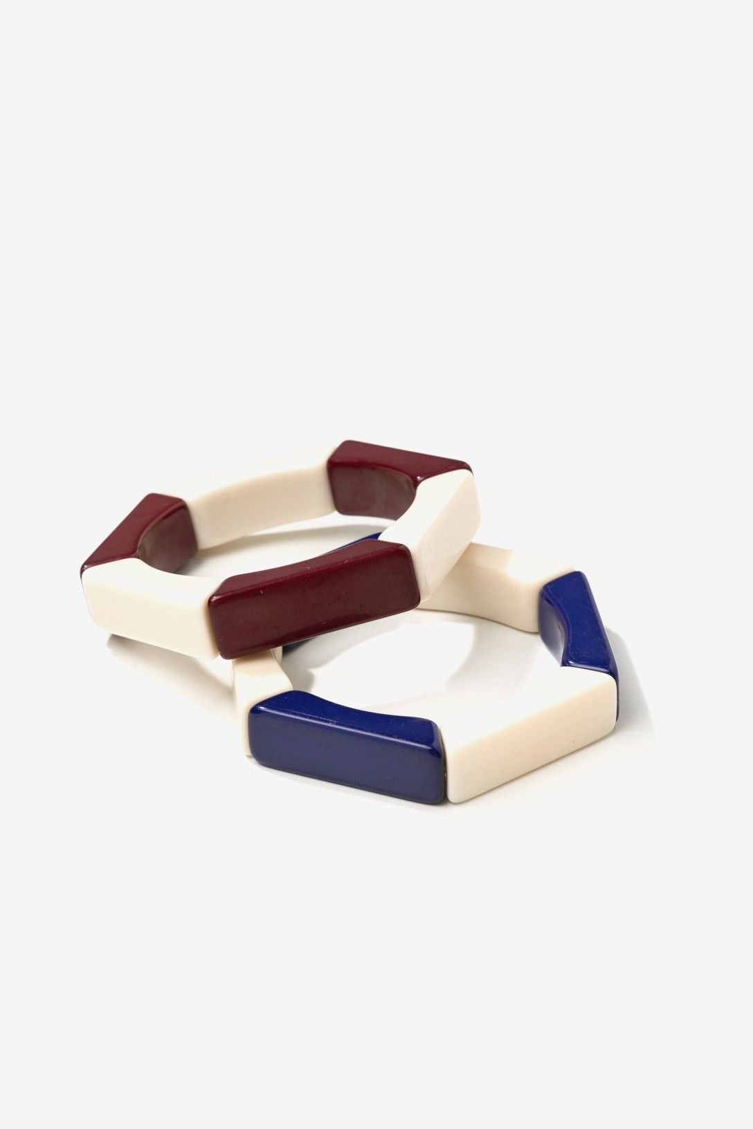 Pack de Dos Pulseras Hexagonales Vilanova en acrílico color marfil con detalles en azul marino y burdeos.