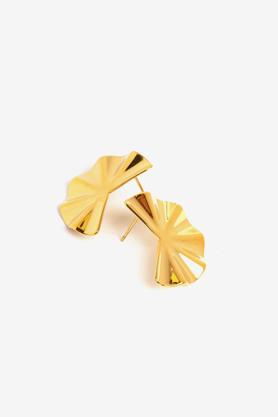 Pendientes Abanico Vilanova de acero inoxidable con diseño geométrico inspirado en un abanico y acabado dorado brillante.