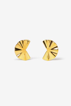 Pendientes Abanico Vilanova de acero inoxidable con diseño geométrico inspirado en un abanico y acabado dorado brillante.
