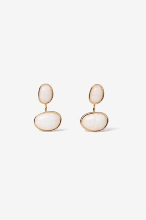 Pendientes Piedras Preciosas Vilanova con doble piedra efecto nácar en color marfil y acabado dorado.