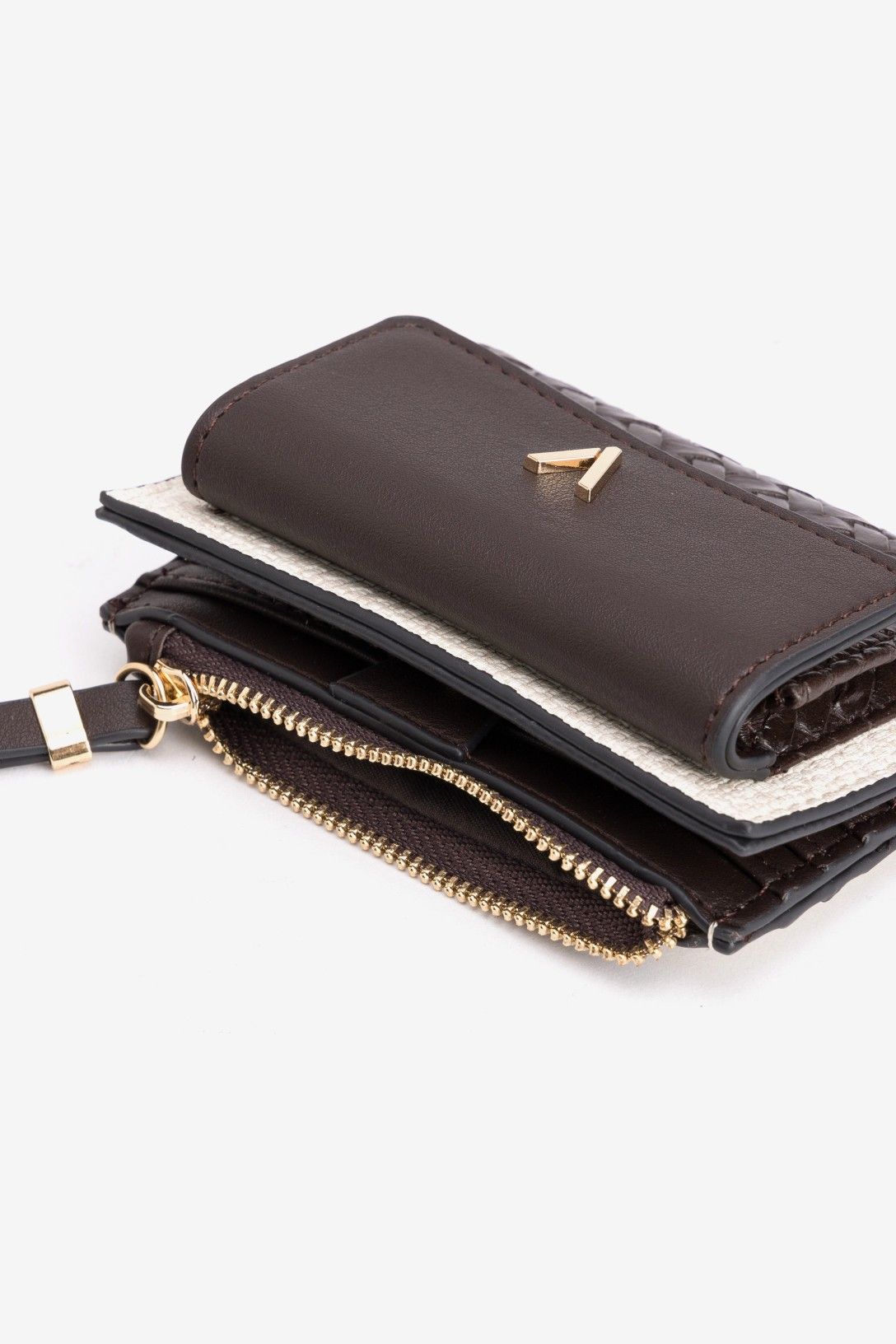 Tarjetero Elian de Vilanova bicolor con detalle trenzado, monedero con cremallera y compartimentos para tarjetas.