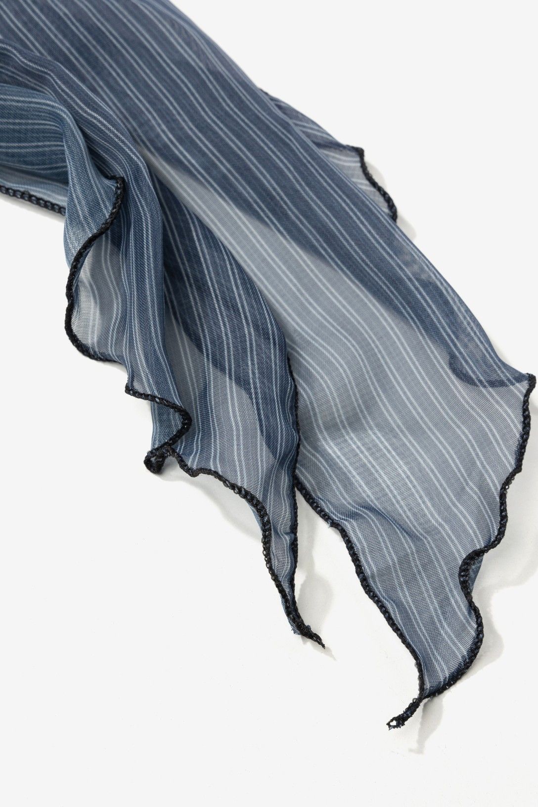 Pañuelo Skinny Rayas Vilanova azul con anilla dorada y estampado de rayas