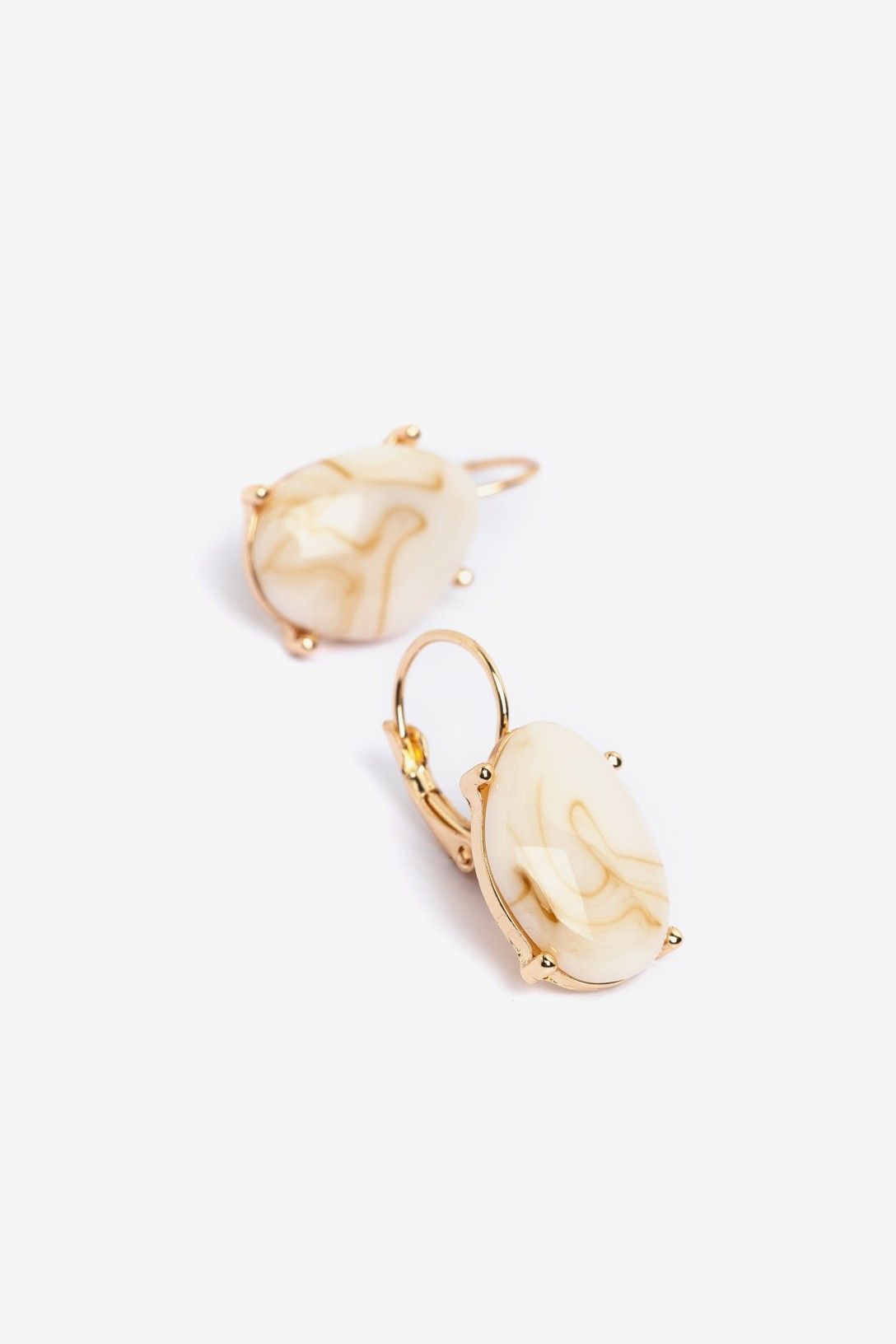Pendientes gota Vilanova crudo con efecto marmolado beige y cierre dorado.