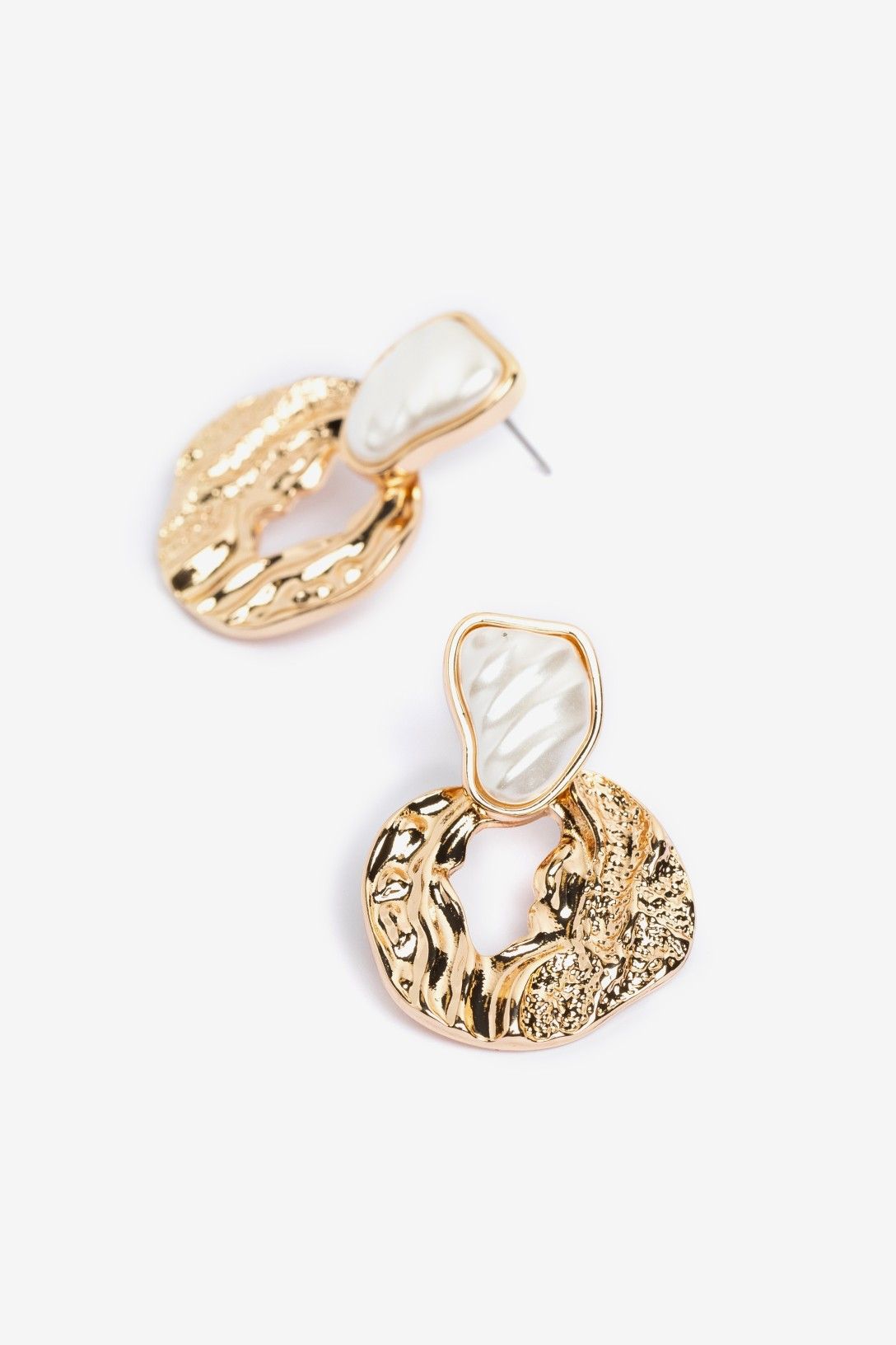 Pendientes Veluna Vilanova dorados con forma orgánica y detalle blanco nacarado