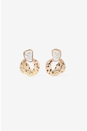 Pendientes Veluna Vilanova dorados con forma orgánica y detalle blanco nacarado