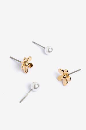 Pendientes Flores y Perlas Vilanova en dorado y blanco. Incluye un par de flores y otro de perlas, perfectos para combinar a diario.