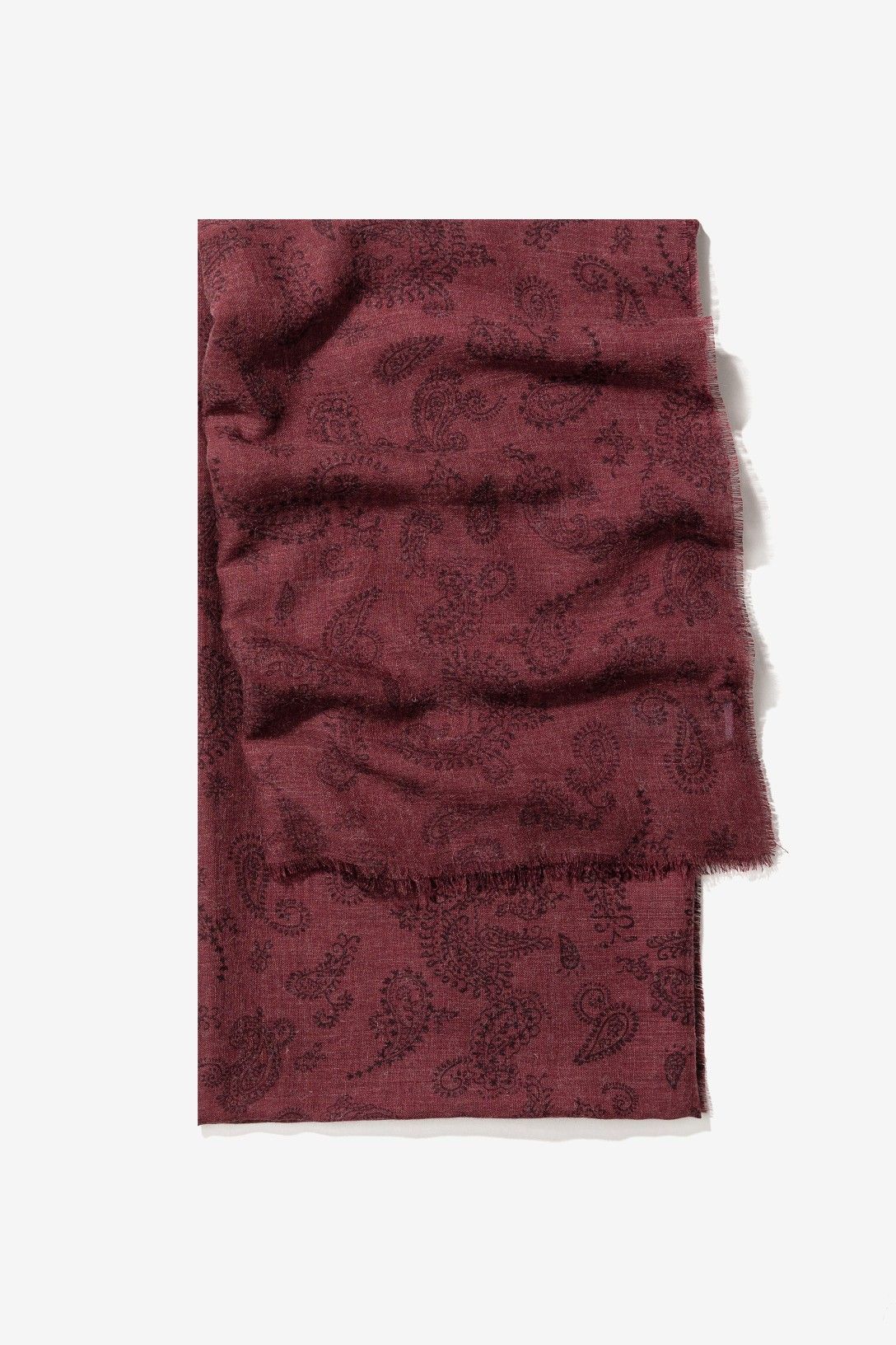 : Pañuelo Mireia Vilanova burdeos con estampado paisley y bordes desflecados