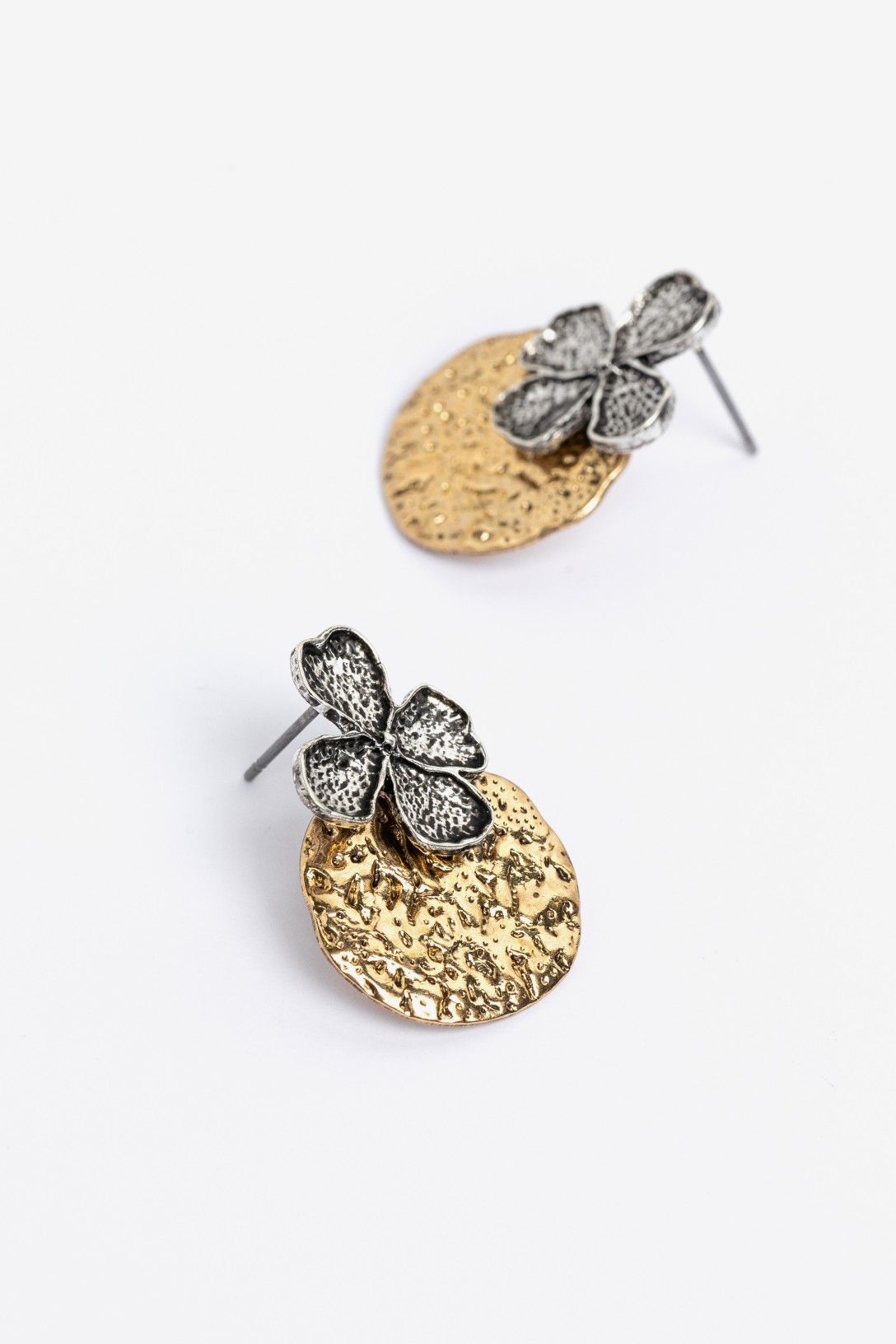 Pendientes Silvara Vilanova bicolor con círculo dorado y flor plateada