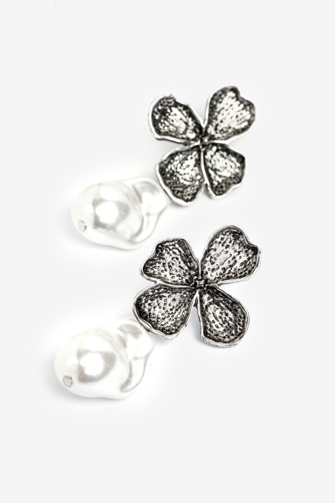 Pendientes Flor Vilanova plateado con perla blanca colgante