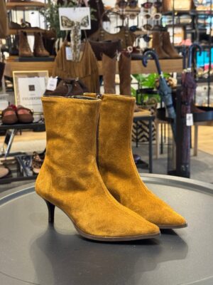 Botín Cora CDR Camel fabricado en España en piel serraje color camel.