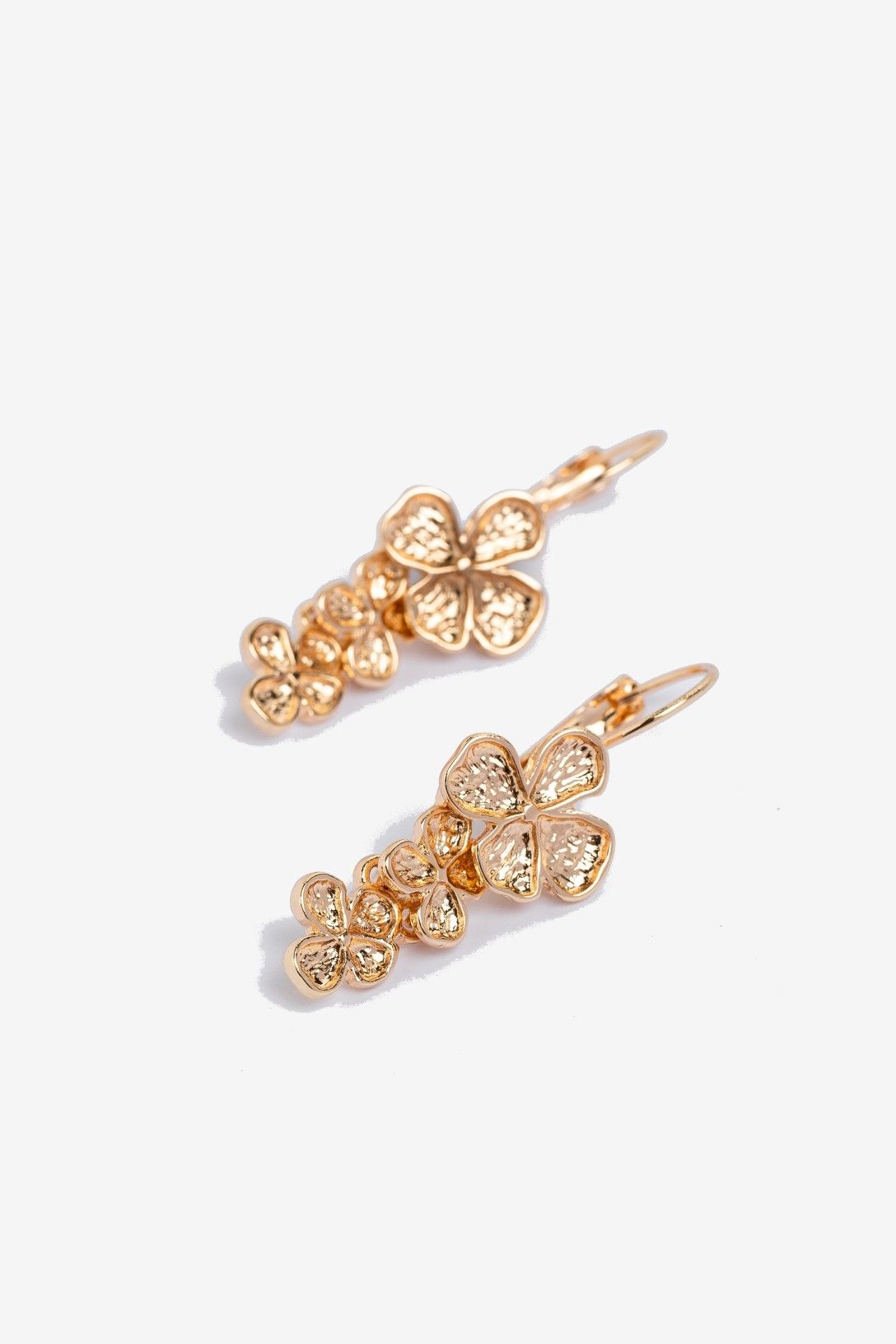 Pendientes Liora Vilanova dorados con diseño de flores en cascada